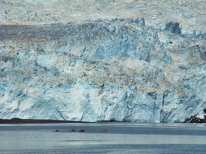 Kayakers in front of the glacier
